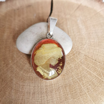 Pendentif en Ambre gravée - Ingrida