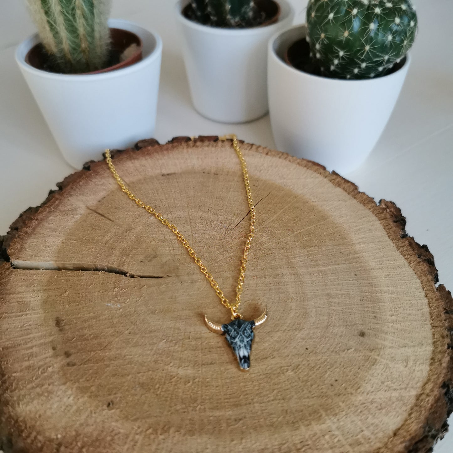 Collier doré pendentif tête de taureau