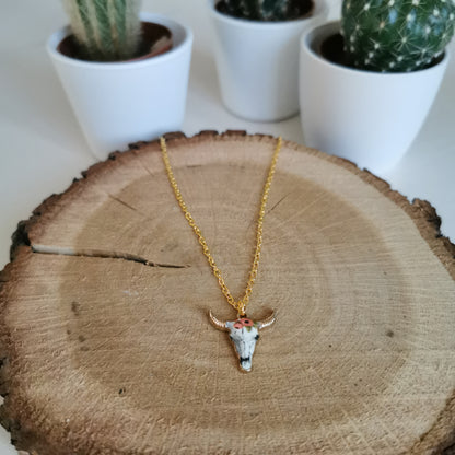 Collier doré pendentif tête de taureau