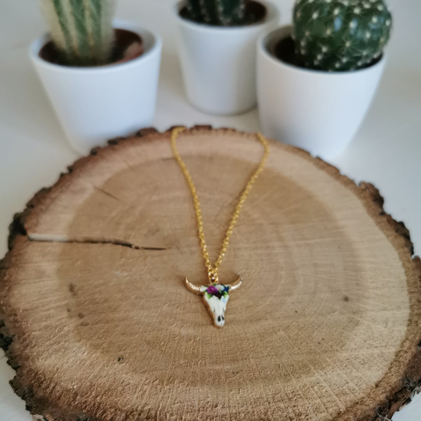 Collier doré pendentif tête de taureau