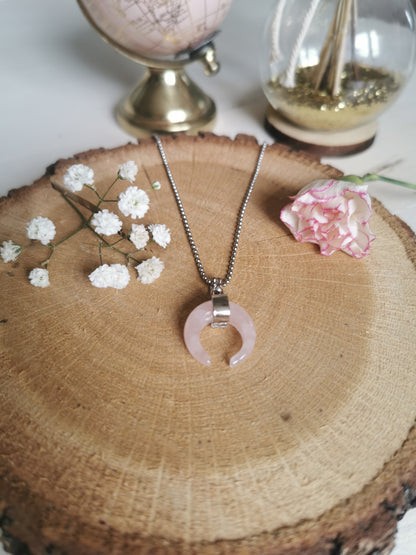 Collier croissant en quartz rose