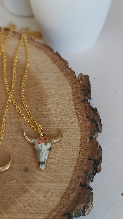 Collier doré pendentif tête de taureau